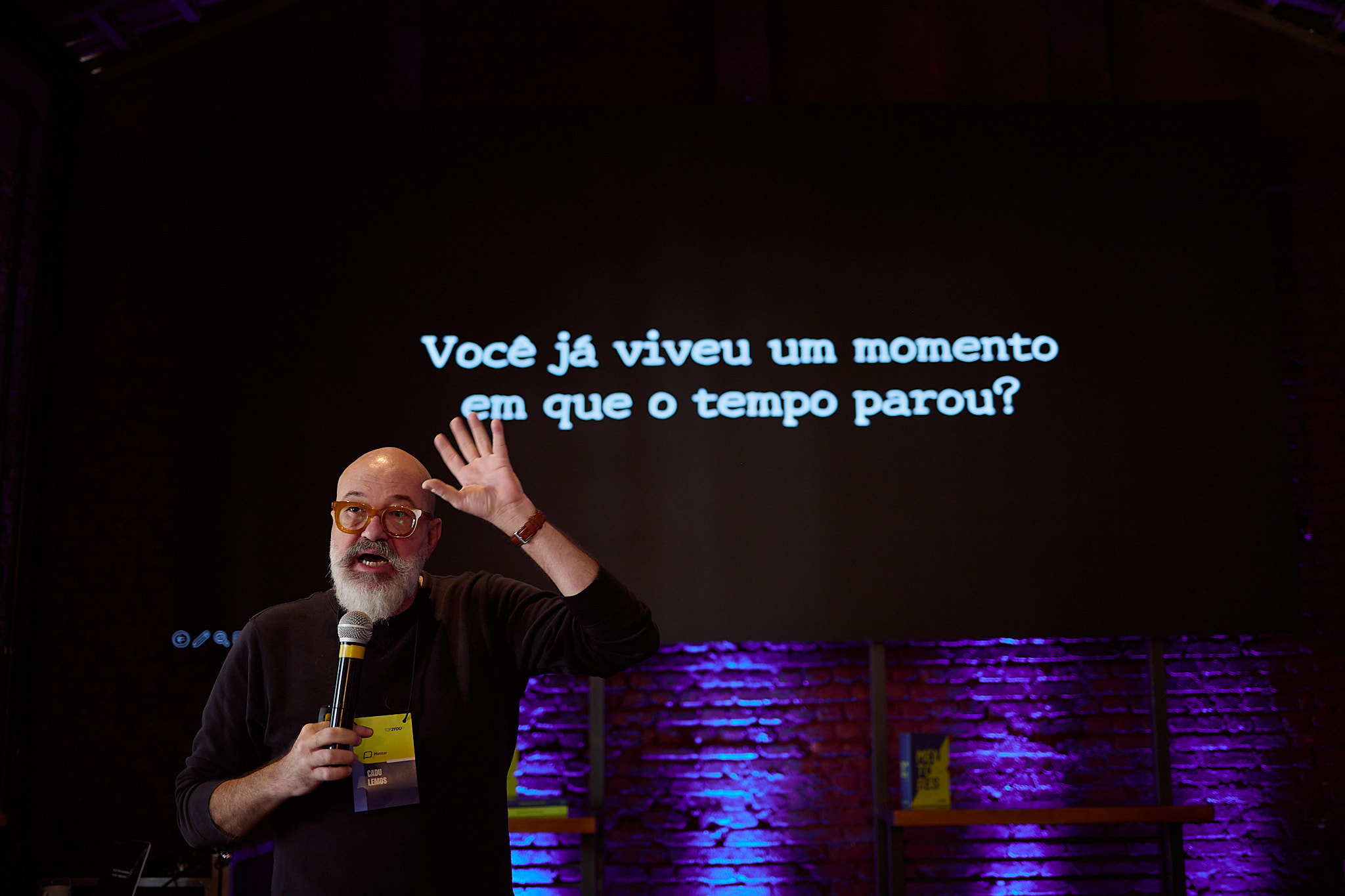 Cadu Lemos em palestra, diante da pergunta: Você já viveu um momento em que o tempo parou?